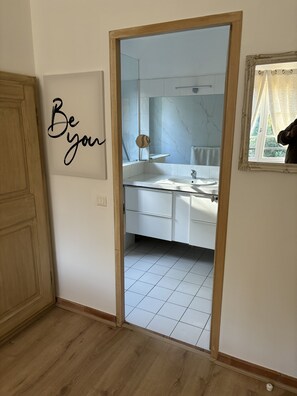 salle de bain avec douche a l'italienne