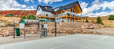 Lazy Bear Lodge with private sports court and playground