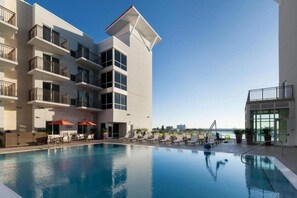 Swimming pool, bring the kids, and jump right in!