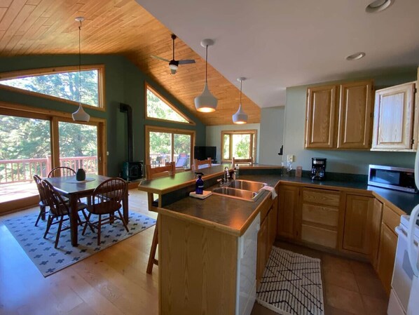 Kitchen/Dining Area