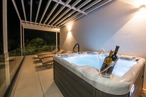 Outdoor spa tub