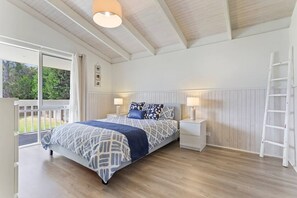 Master bedroom queen size bed with ensuite
