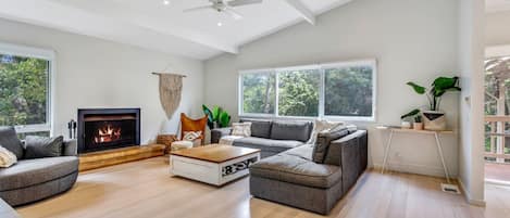 Warm and Cozy Livingroom with Fireplace