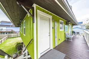 Zip your favorite wine or beer in the tranquility of this balcony