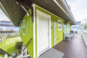 Zip your favorite wine or beer in the tranquility of this balcony