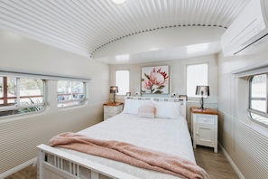 The Waratah Queen size bed room is situated in the carriage.