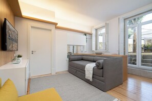 The interior of the apartment has plenty of sunlight and is well equipped.