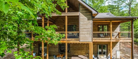 Modern cabin surrounded by trees 🌲 