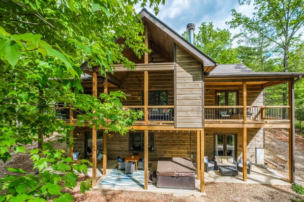 Modern cabin surrounded by trees 🌲 