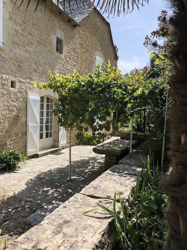 Terrasse ouest et accès à la salle à manger