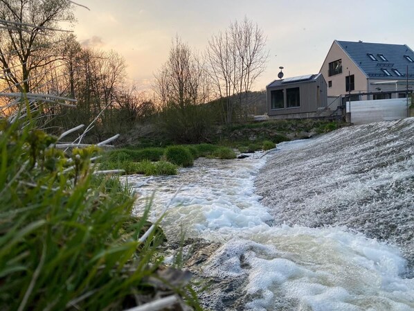 Im Hintergrund die Renkenmühle und links das Sauna-Haus