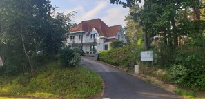 entrée de la résidence avec un grand parking stationnement devant l'appartement 