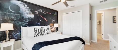 Bedroom with  a Queen bed – Star Wars Snores!
