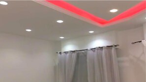 Living room with tri color ceiling-Salon avec lumière tamisée tri color