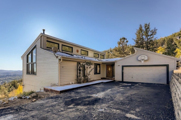 Welcome to the Mountain Dream!   Garage parking, and 3-4 outdoor spaces.  Plus, a basketball hoop!