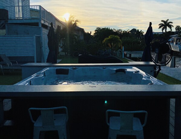 Outdoor spa tub