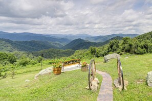 Backyard | Picnic Area | Viewing Deck