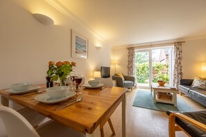 Rowan Cottage, Holt: The open plan dining / sitting room