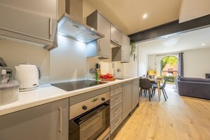 7 Swan Court, Fakenham: Well-equipped kitchen leading to dining area