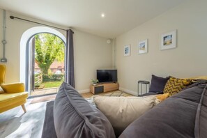 7 Swan Court, Fakenham: Sitting room with comfortable seating