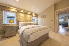 Field Lodge, Burnham Market: Master bedroom with king-size bed