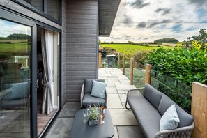 Field Lodge, Burnham Market: Outside seating area with rural views