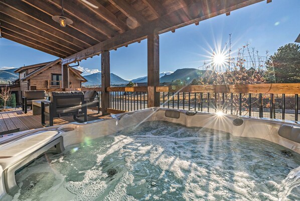 Private end unit hot tub