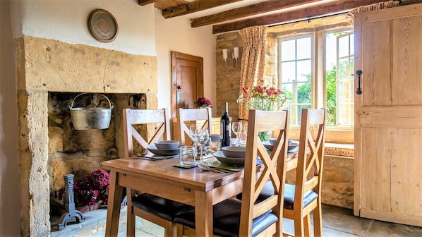 Dining Room, Honeysuckle Cottage, Bolthole Retreats