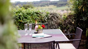 Outside Dining, Honeysuckle Cottage, Bolthole Retreats