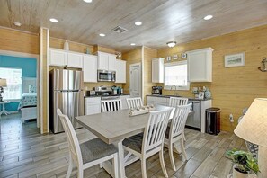 Dining room with 6 seats