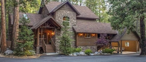 Welcome to Idyll-Lodge! This grand and well-appointed lodge sits on 1.5 acres along Strawberry Creek but is still only moments from the heart of town.