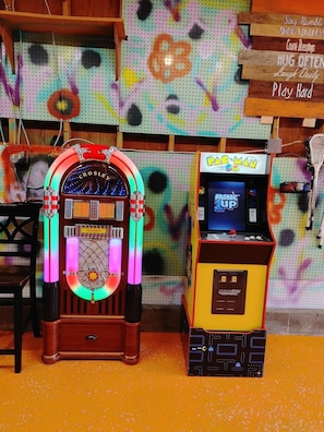Jukebox & Pacman arcade game in Smokey's Clubhouse