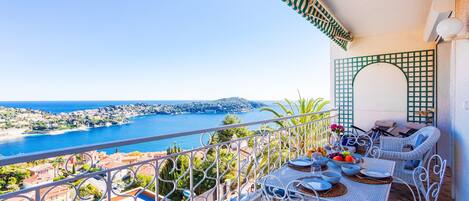 Terrasse avec coin repas vue mer