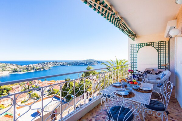 Terrasse mit Essbereich mit Meerblick