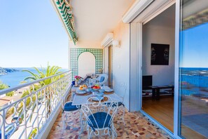 Terrasse mit Essbereich mit Meerblick