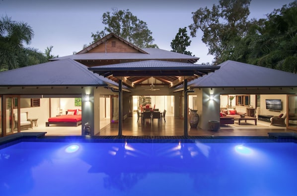 Sisanya - Luxury Holiday House in Port Douglas
