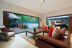 Sisanya - Luxury Holiday House in Port Douglas
Lounge