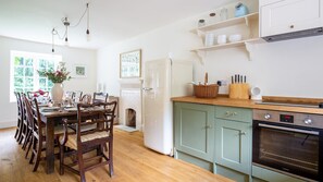 Kitchen/Dining Room, Temple Guiting Cottage, Bolthole Retreats