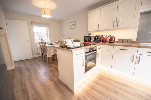 Middle Row Cottage, Richmond: Open-plan kitchen and dining area leading to the courtyard