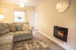 Middle Row Cottage, Richmond: Sitting room with LED fire