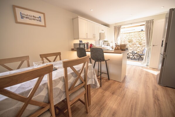 Middle Row Cottage, Richmond: Open-plan kitchen and dining area leading to the courtyard