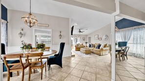 Entry area into dinning room and livingroom 
