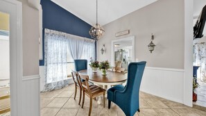 Beautiful dinning room 