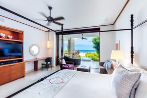Master Bedroom en suite with 4-Poster King Bed- flat screen tv, and a patio