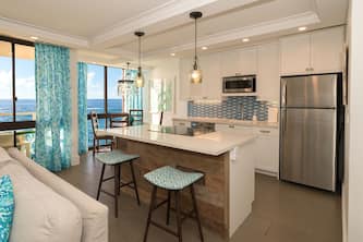 Kuhio Shores designer 2br oceanfront condo w/ AC