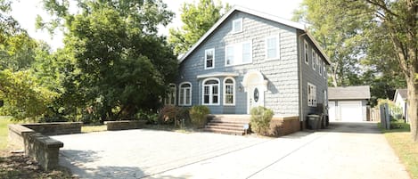 Front of House from driveway as you turn on from NorthWestern Ave showing front two parking spaces, detached garage