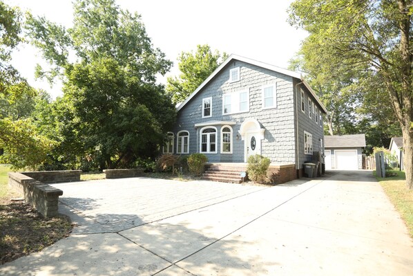 Front of House from driveway as you turn on from NorthWestern Ave showing front two parking spaces, detached garage