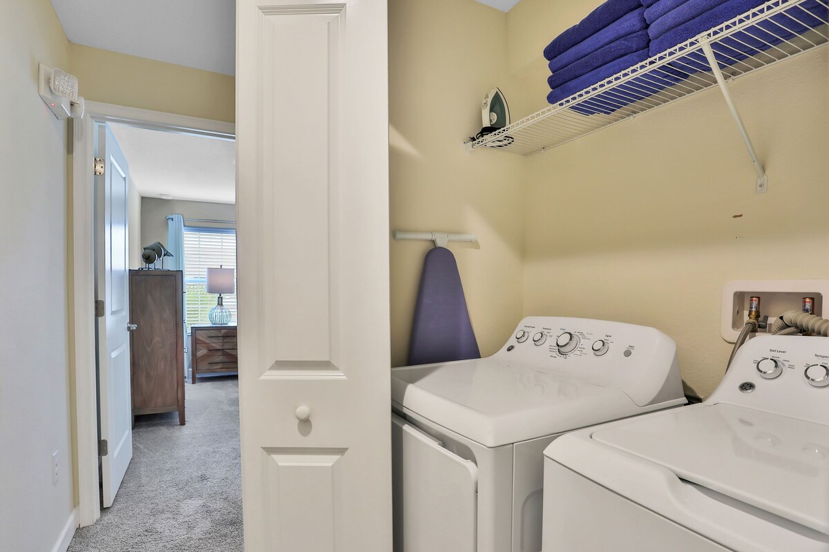 Modern luxury townhome with hot tub & private pool – near theme parks