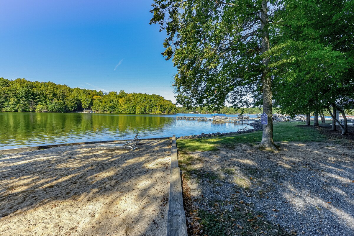 Stylish dog-friendly gem with kayaks, bikes, deck, firepit, private beach & dock