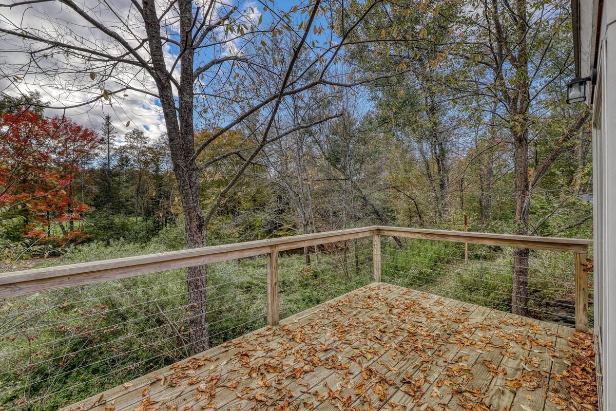 Cute Riverfront Home w/ Free WiFi, Washer/Dryer, & Private Deck – Close to Okemo